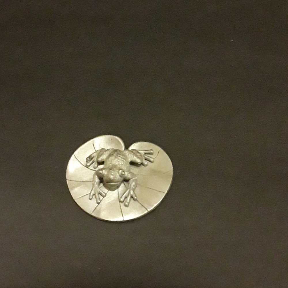 PEWTER FROG SPOONTIQUES PP271  ON  A LILY PAD  …